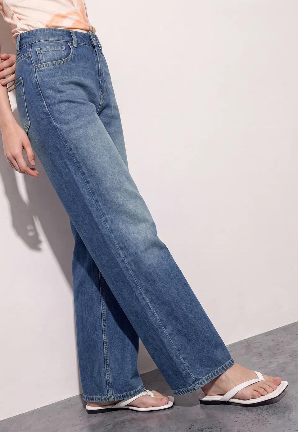 Washed High-Waist Wide-Leg Jeans